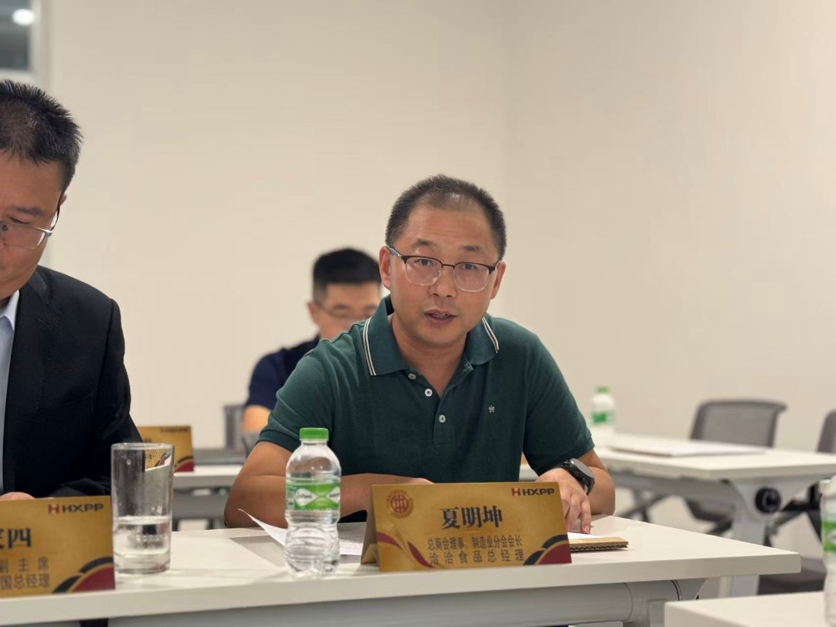 总商会理事、制造业分会会长夏明坤主持活动
